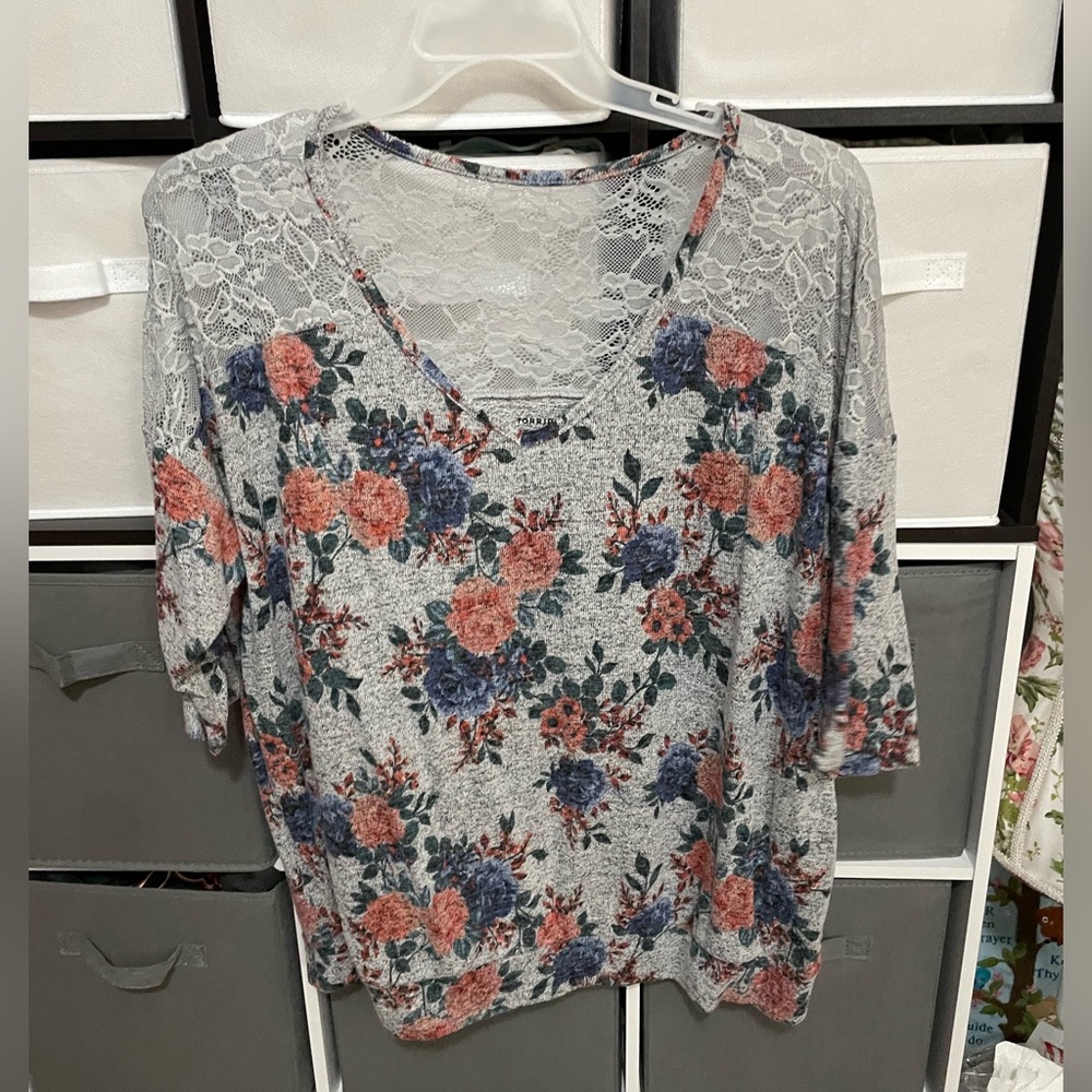 Torrid Floral Top w/Lace Accents/Size 2 (2X)